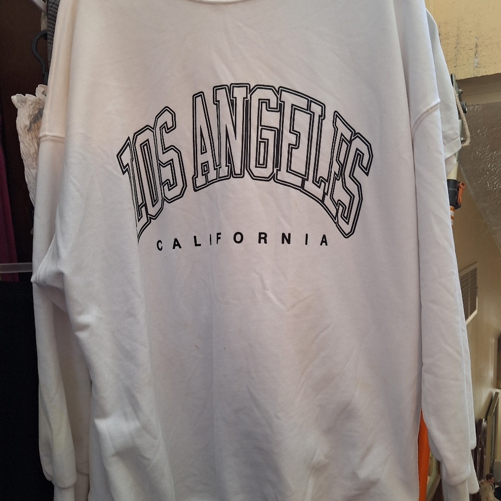 Extra large sweatshirt white with LA emblem on front.